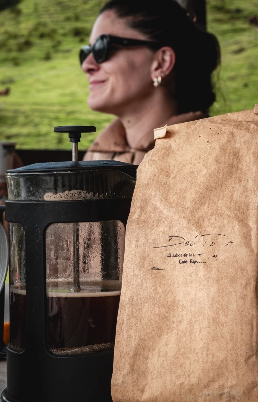Café de origen preparado en prensa francesa durante la experiencia