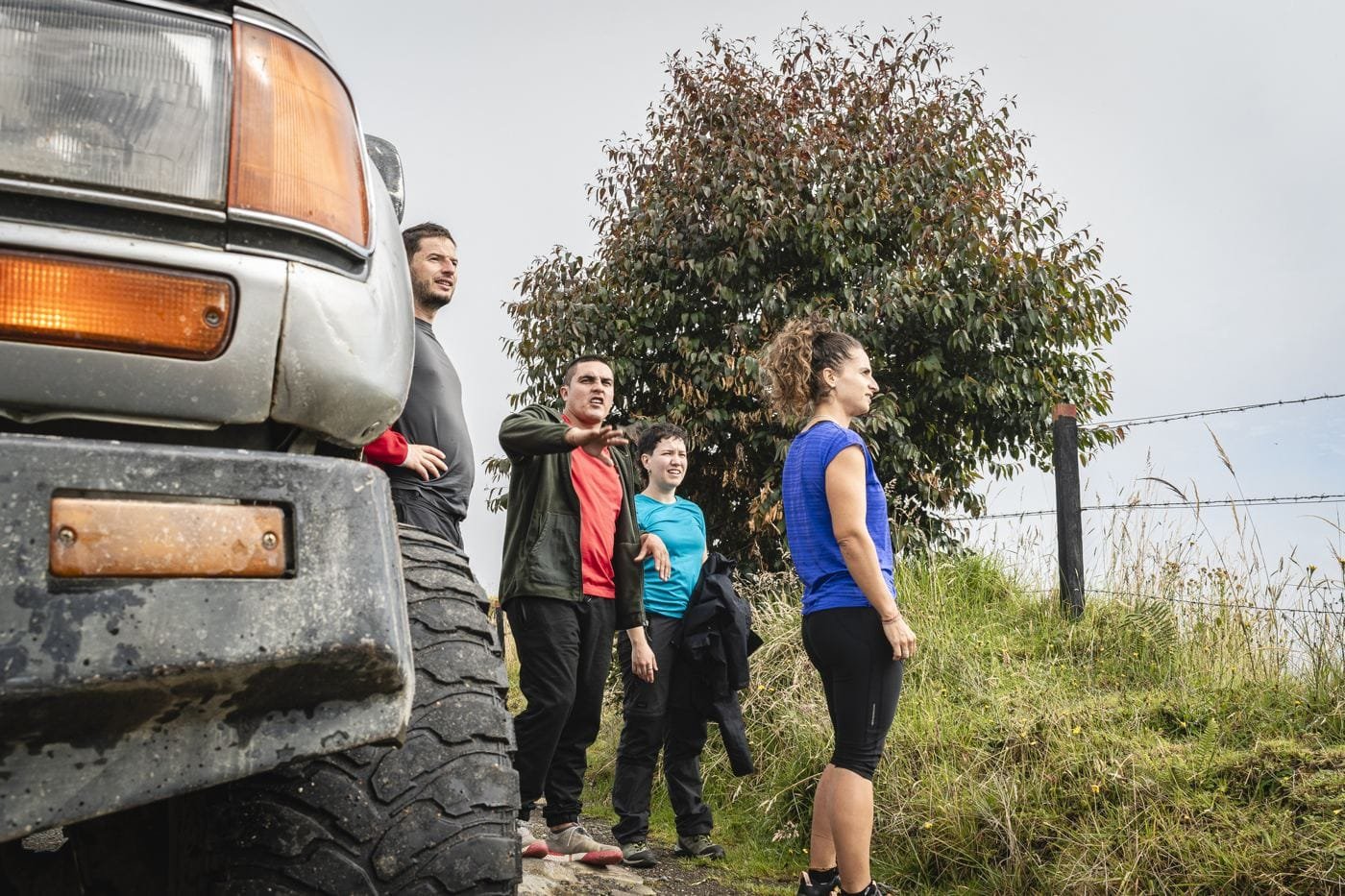 Grupo junto al vehículo 4x4 en una parada del camino
