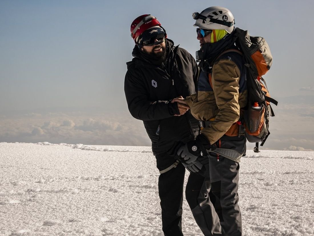 Guía de alta montaña con su grupo