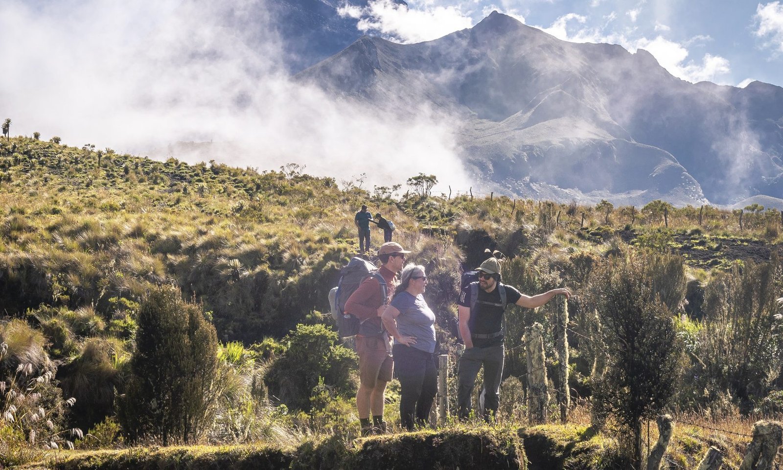 Integrantes de la expedición caminando por el páramo