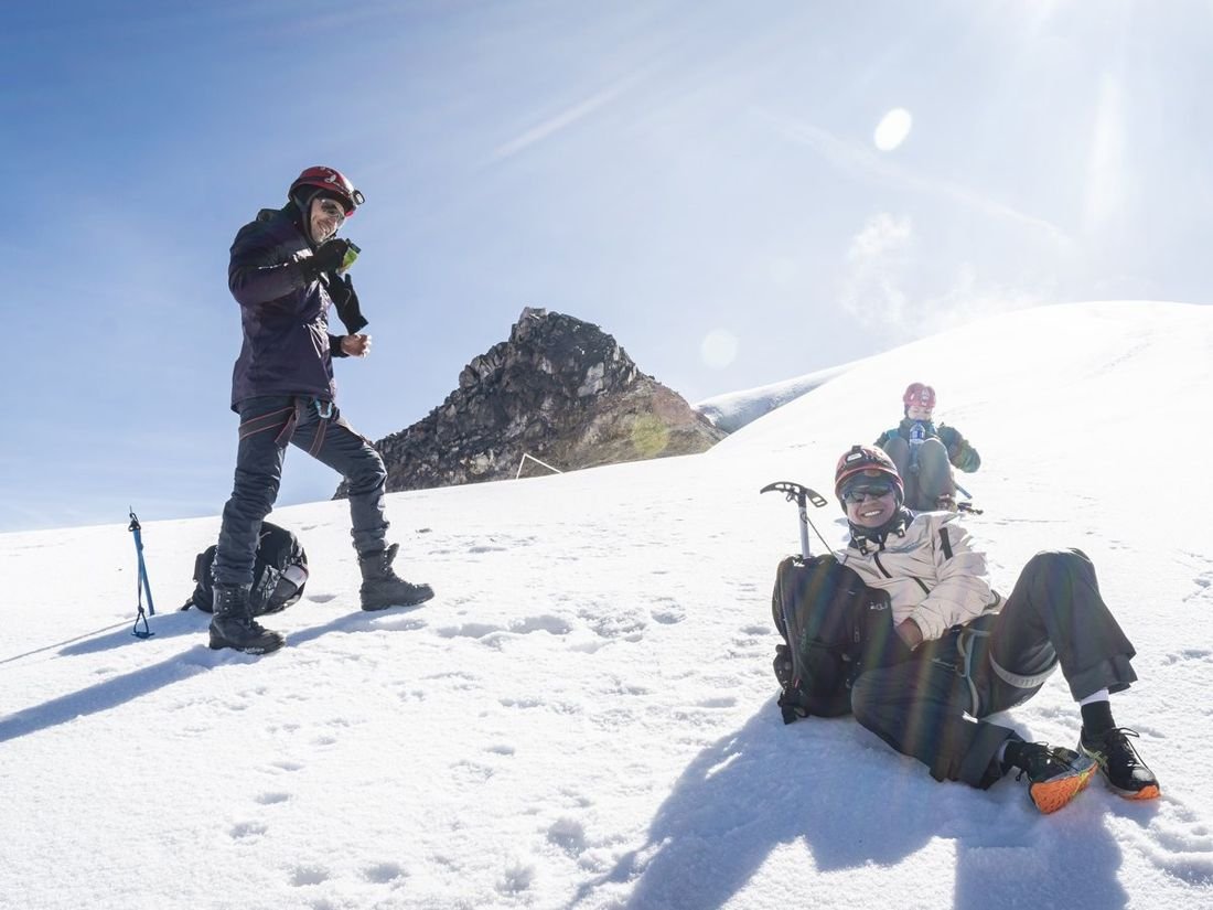 Montañistas con crampones sobre el glaciar