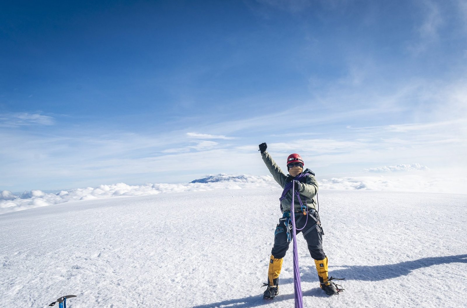 Montañista sobre el glaciar del Nevado del Tolima