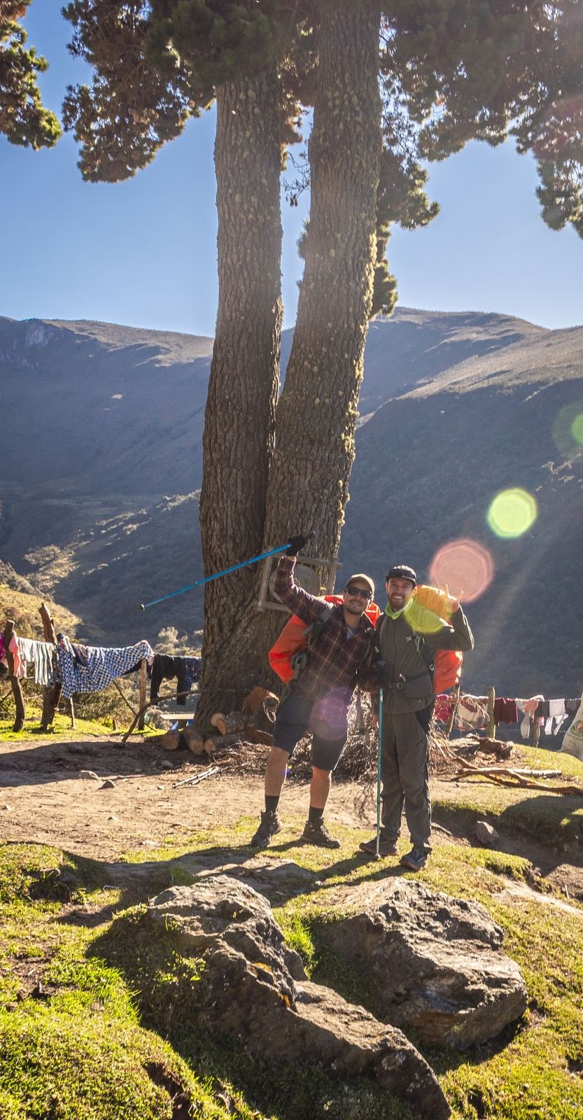 Dos viajeros frente a un refugio de alta montaña