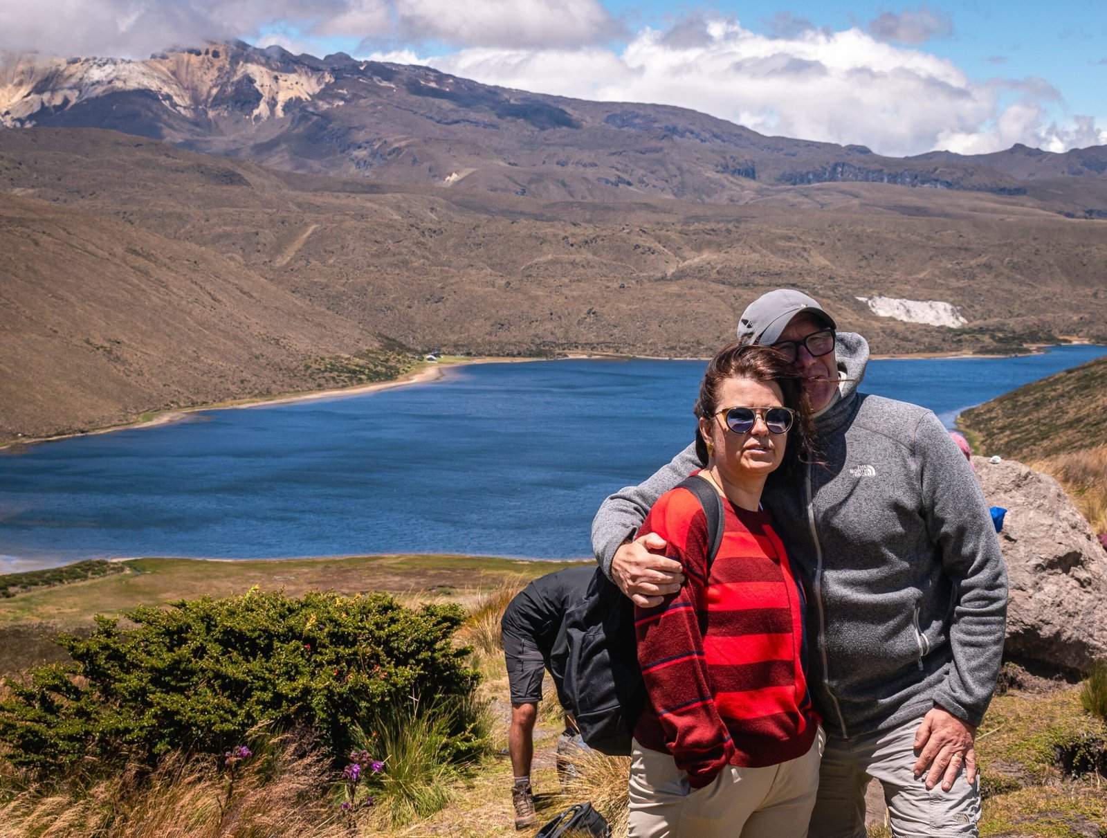 Pareja de viajeros frente a la Laguna del Otún