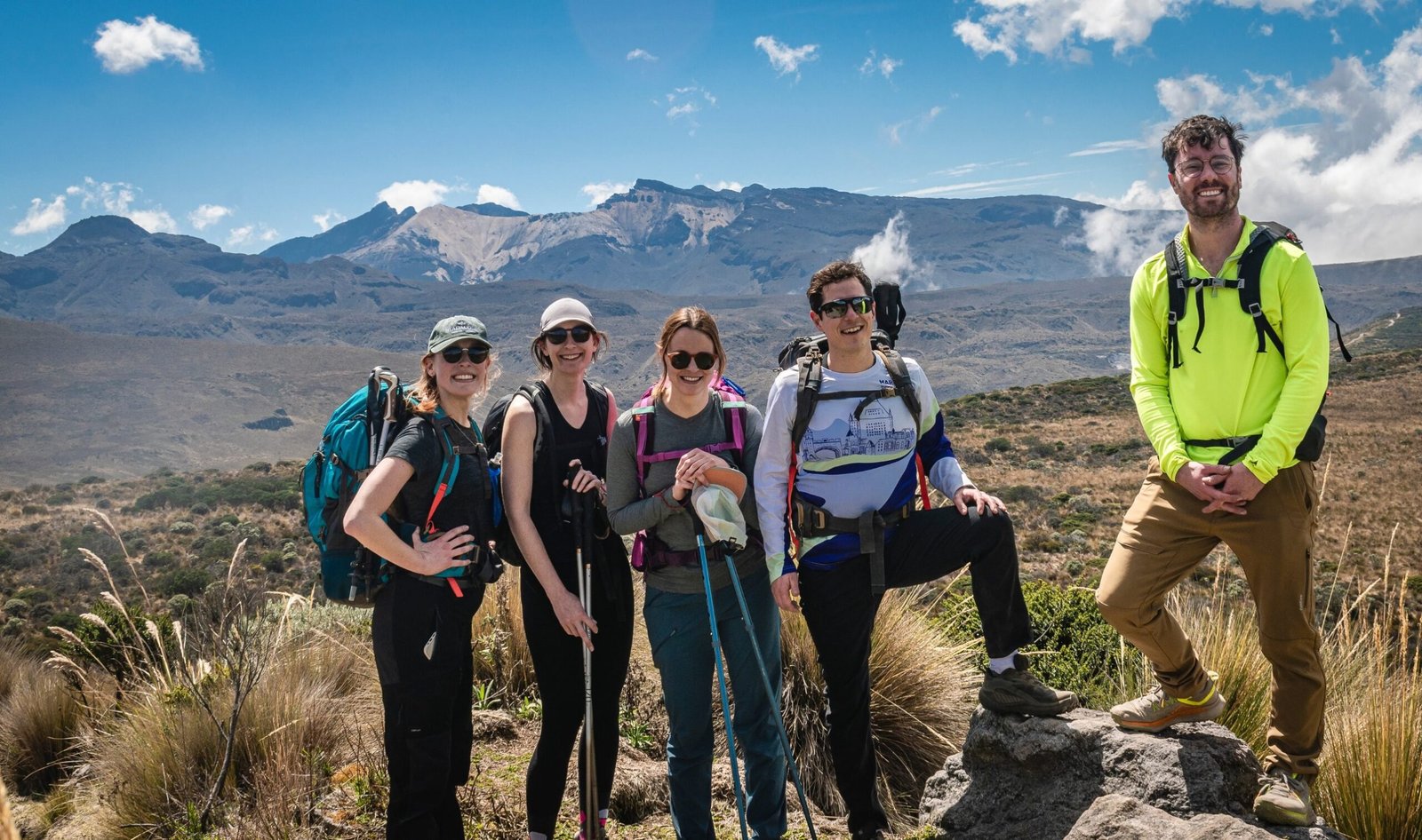 Grupo de viajeros con las montañas del Parque Nacional Natural Los Nevados al fondo