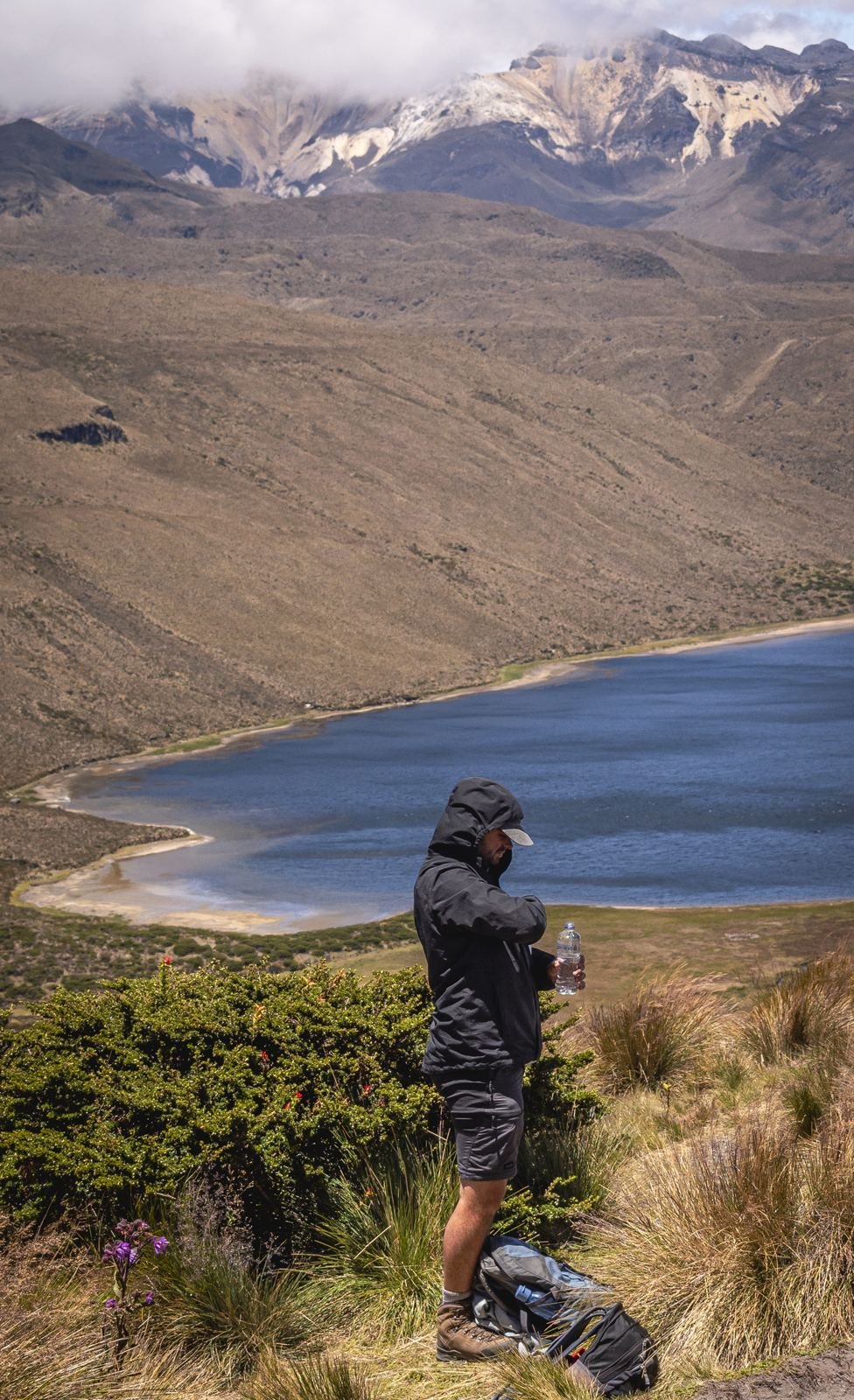 Viajero frente a la Laguna del Otún con las montañas al fondo