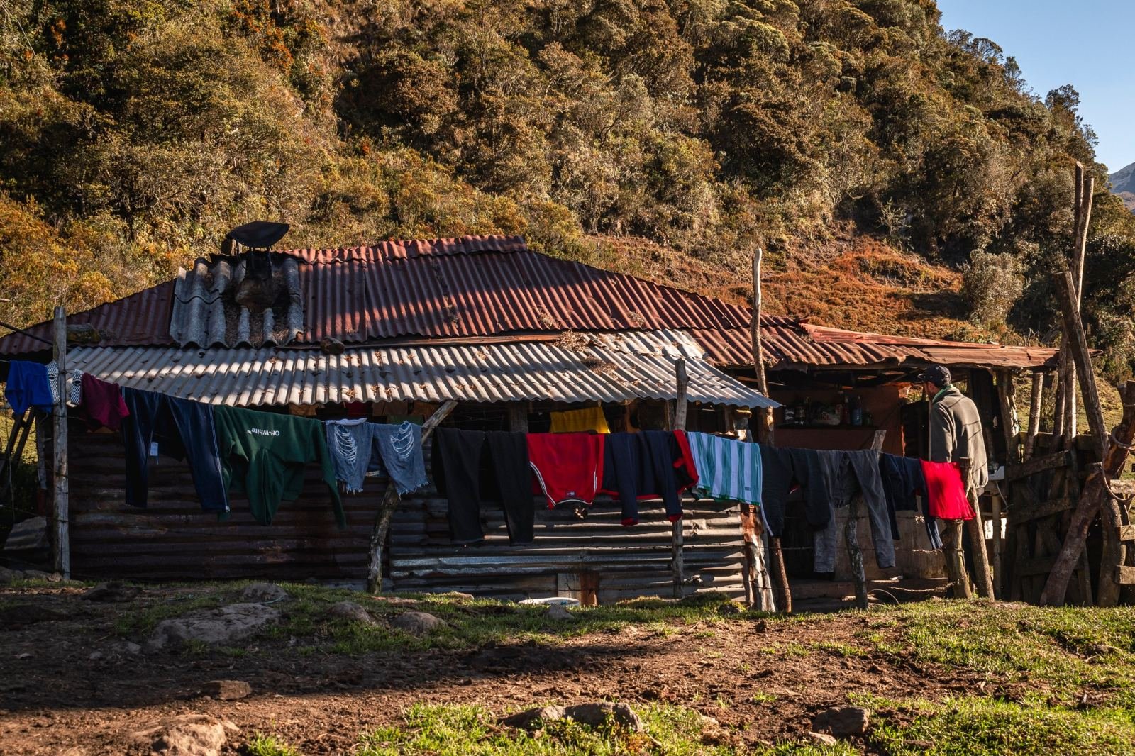 Refugio campesino de alta montaña con ropa secándose al sol