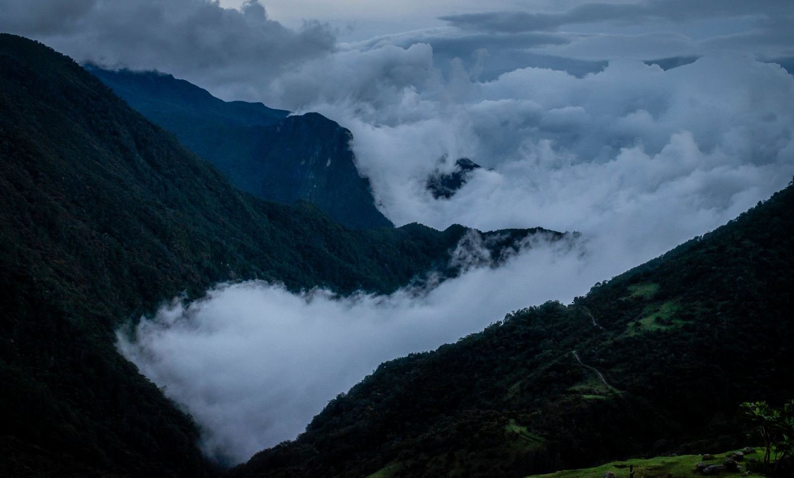 Nubes cubriendo los valles de la cordillera