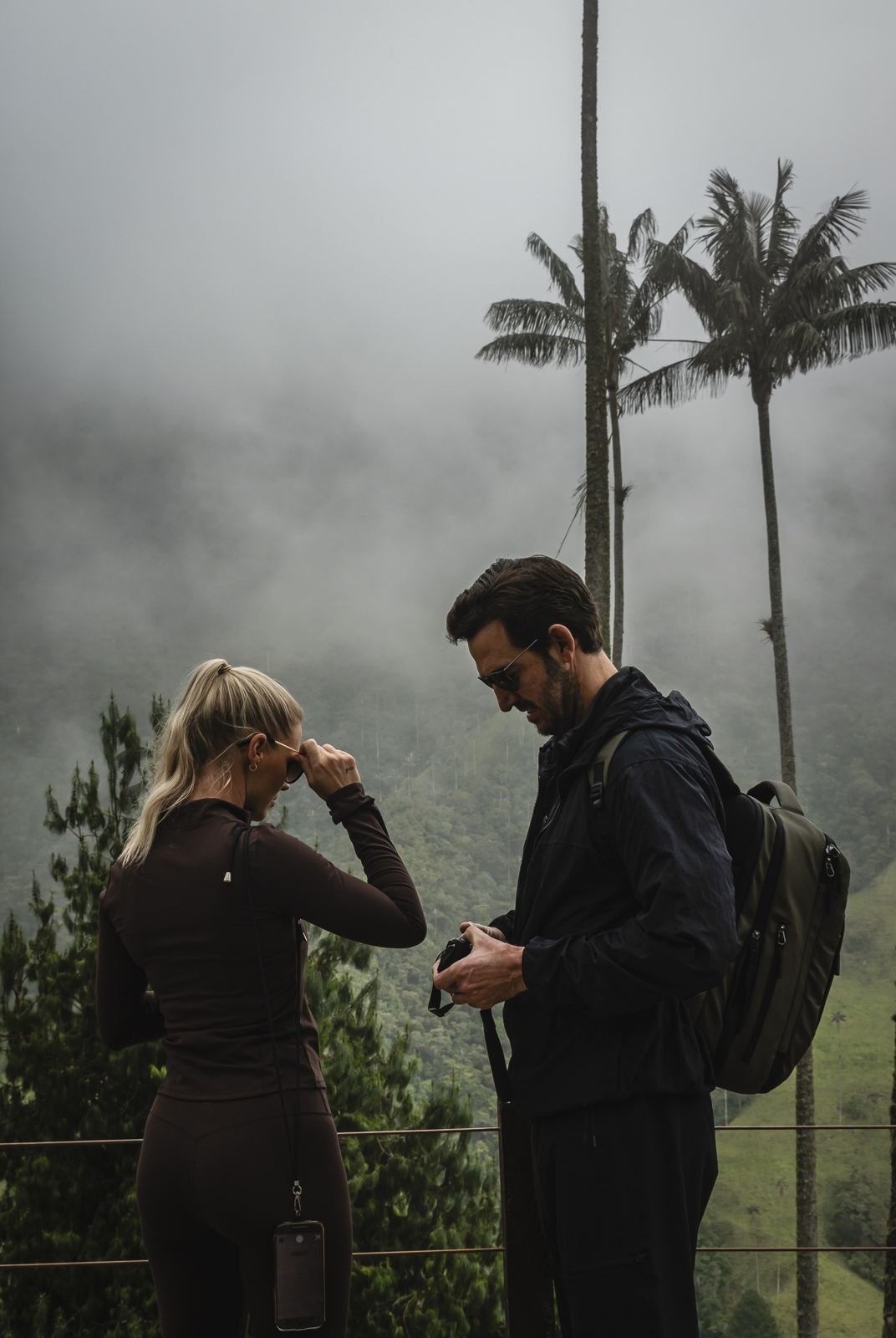 Viajeros entre la niebla junto a las palmas de cera del Valle de Cocora