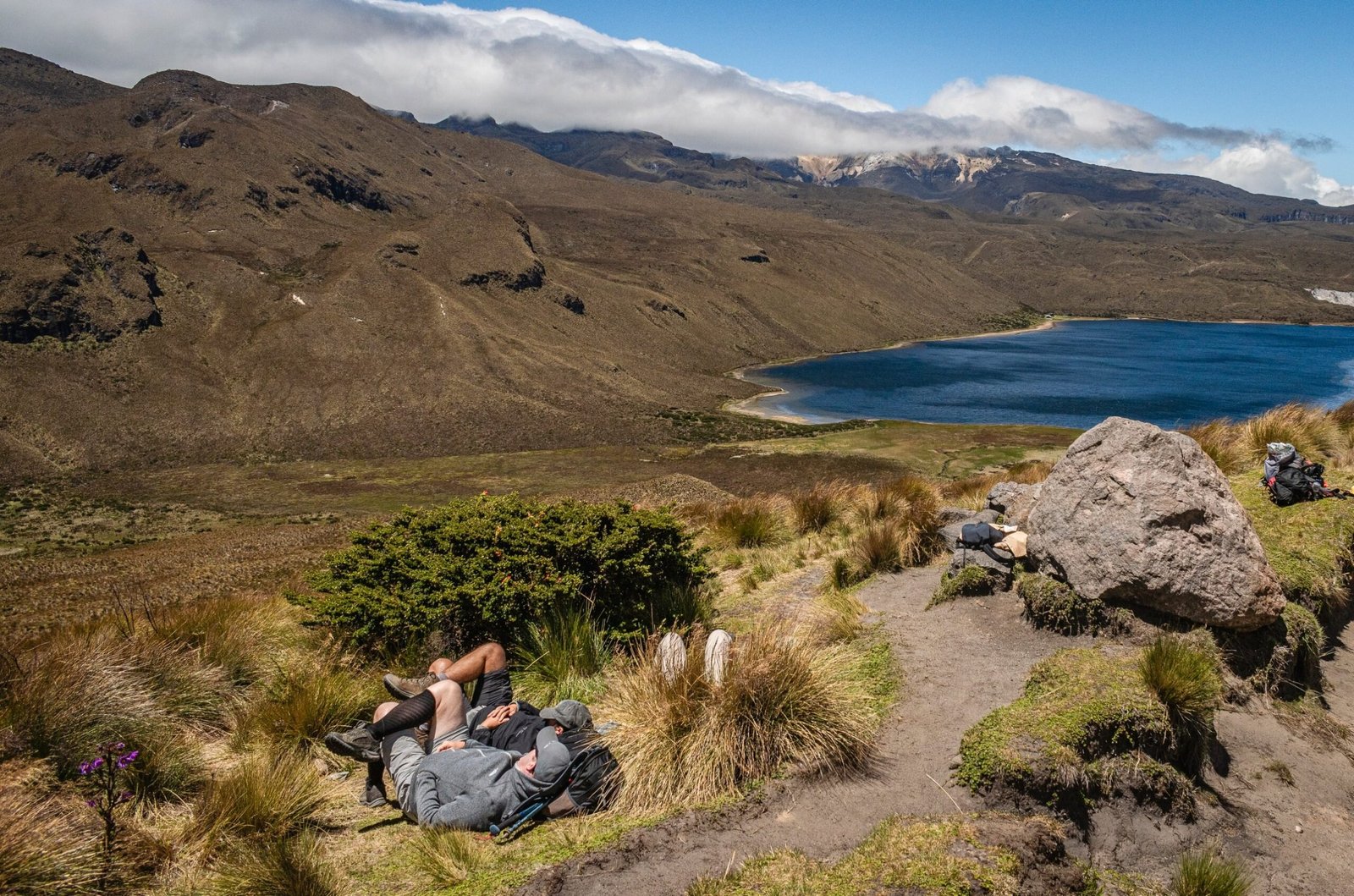Viajeros frente a la Laguna del Otún